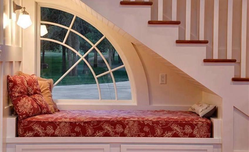 Traditional staircase with window seat i g ishbgzkzk0sctq0000000000 qmn2l