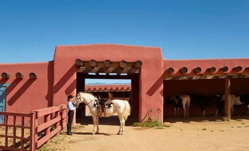 Item0.rendition.slideshowwidehorizontal.jane fonda new mexico ranch 01 jane fonda horse stables        